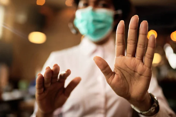 Close African American Businesswoman Gesturing Stop Sign Cafe Coronavirus Epidemic — Foto Stock