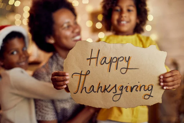 Close African American Family Holding Happy Thanksgiving Sign While Celebrating — Fotografia de Stock