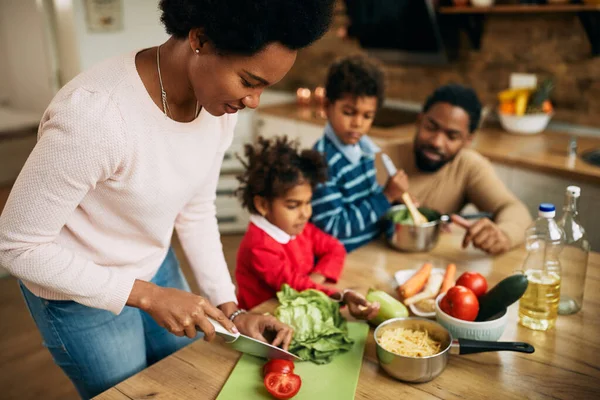 Happy African American Mother Preparing Healthy Food Her Family Kitchen — Foto de Stock