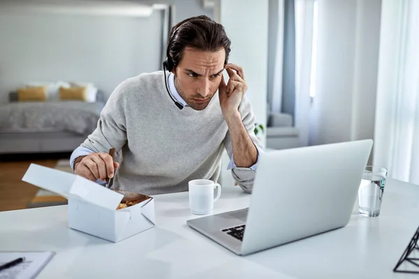 Young Male Entrepreneurs Using Computer While Having Lunch Break Home — Stockfoto