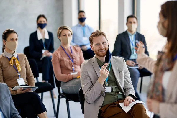 Happy Businessman Taking His Face Mask While Communicating Presenter Seminar — Foto Stock