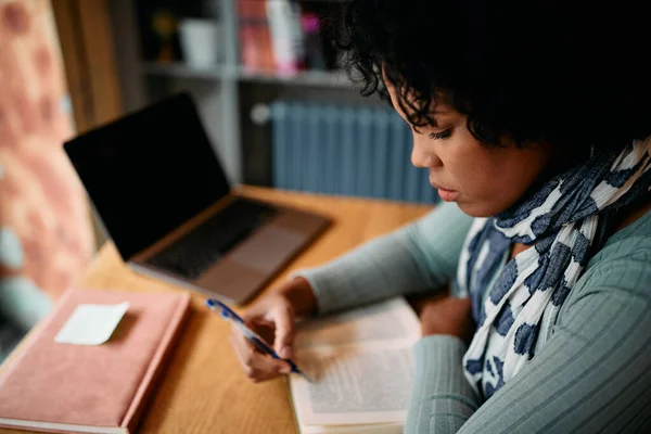 Mid Adult Black Female Student Doing Research While Learning Library — Stok Foto