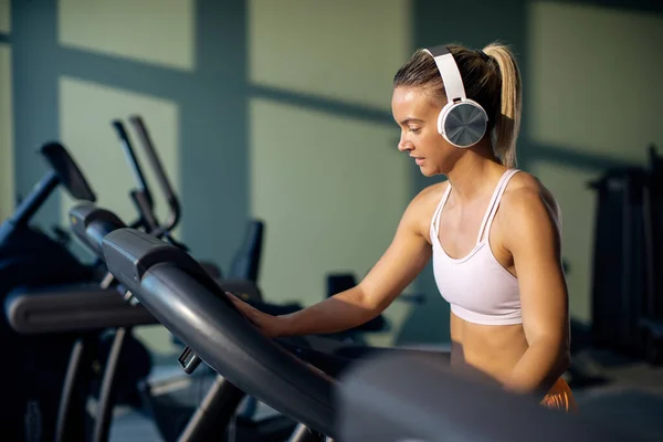 Athletic Woman Adjusting Speed Running Track While Exercising Gym — Φωτογραφία Αρχείου