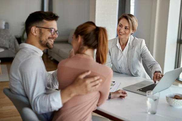 Happy Real Estate Agent Using Laptop While Talking Couple Meeting — Foto Stock