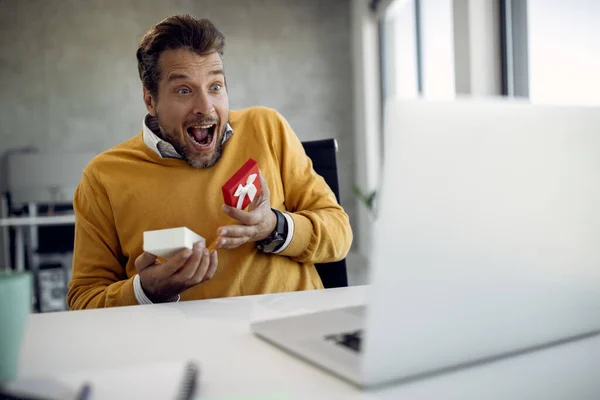 Mid Adult Businessman Having Video Call Laptop Feeling Surprised Opening — Φωτογραφία Αρχείου