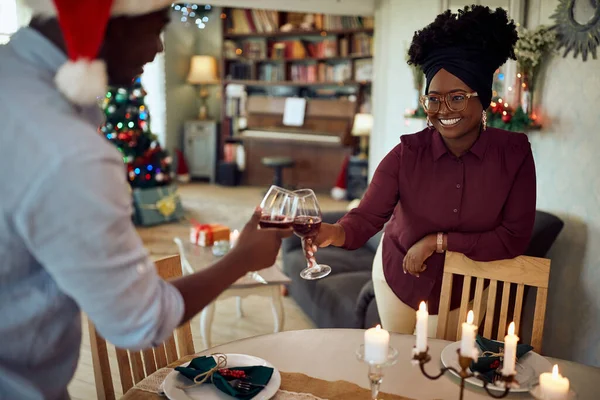 Young Black Couple Celebrating Christmas Toasting Wine Home Focus Woman — ストック写真