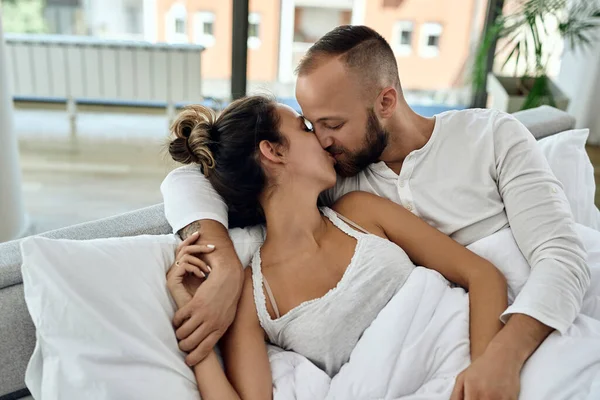 Young Couple Love Lying Embraced Bed Kissing Morning — Foto Stock