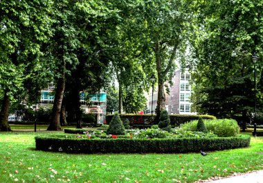 Şehir parkı, turistler ve vatandaşlar için en sevilen tatil yerlerinden biri olan yeşillik ve çiçeklerin vahasıdır. 