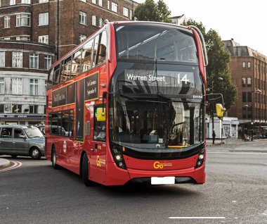 kırmızı çift katlı otobüsler Londra sokaklarının ayrılmaz bir sembolü haline geldi. 