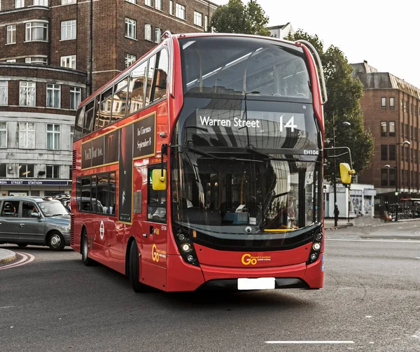 kırmızı çift katlı otobüsler Londra sokaklarının ayrılmaz bir sembolü haline geldi. 