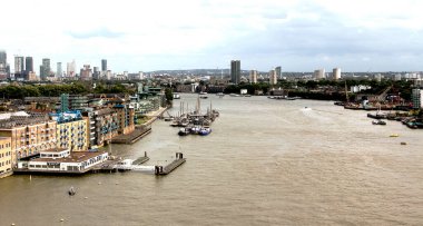 Thames Nehri 'nin ve Londra' nın güzel bir manzarasının fotoğrafı.