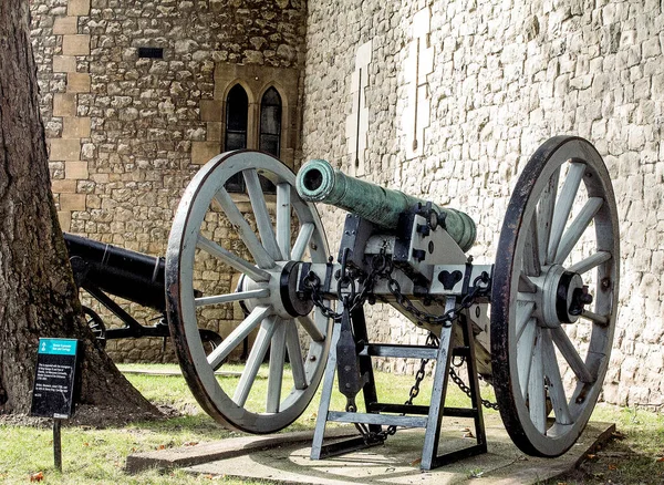 the exhibits of the Tower of London Museum immerse us in the Middle Ages, perfectly conveying the atmosphere of those times