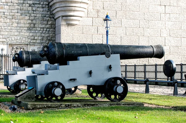 Large Old Cannon Gun Carriage Shoots Cannonballs — Stock Photo, Image