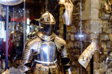 Londra Müzesi 'nin kuledeki koleksiyonunda çok ilginç bir sergi. Bu bir ortaçağ şövalyesinin törensel zırhı. 