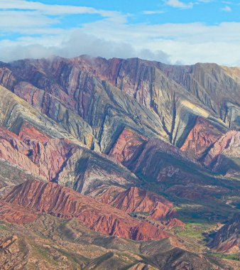 El Hornocal, Arjantin 'in kuzeyindeki en iyi manzaralardan biri olan ve deniz seviyesinden 4300 metre yükseklikte bulunan bir dağdır..