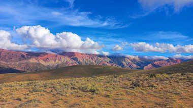 El Hornocal, Arjantin 'in kuzeyindeki en iyi manzaralardan biri olan ve deniz seviyesinden 4300 metre yükseklikte bulunan bir dağdır..