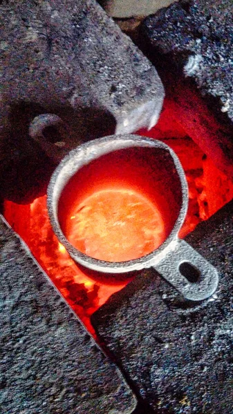 Clean Molten Aluminum Primitive Container Self Made Forge Night — Φωτογραφία Αρχείου