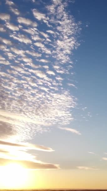 Piękne Niebo Kolorowymi Chmurami Drone High Angle Footage Nad City — Wideo stockowe