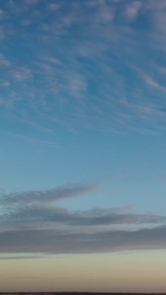 Piękne Niebo Kolorowymi Chmurami Drone High Angle Footage Nad City — Wideo stockowe