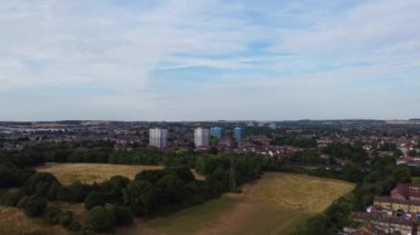İngiltere 'nin Luton şehrinin Sunset Time' daki görkemli hava görüntüsü, İHA 'nın çektiği renkli bulutlar.