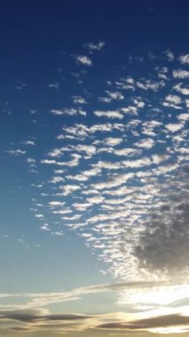 Renkli Bulutlu Güzel Gökyüzü, İHA 'nın İngiltere üzerindeki Yüksek Açı Görüntüsü