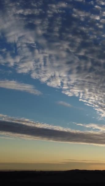 Mooie Lucht Met Kleurrijke Wolken Drone High Angle Footage Stad — Stockvideo