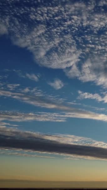 Mooie Lucht Met Kleurrijke Wolken Drone High Angle Footage Stad — Stockvideo