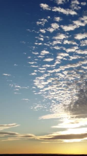 Mooie Lucht Met Kleurrijke Wolken Drone High Angle Footage Stad — Stockvideo