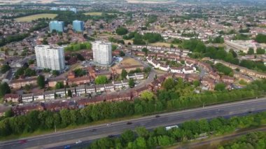 İngiltere 'nin Luton şehrinin Sunset Time' daki görkemli hava görüntüsü, İHA 'nın çektiği renkli bulutlar.