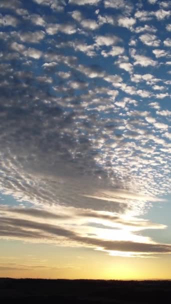 Mooie Lucht Met Kleurrijke Wolken Drone High Angle Footage Stad — Stockvideo