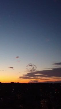 Renkli Bulutlu Güzel Gökyüzü, İHA 'nın İngiltere üzerindeki Yüksek Açı Görüntüsü