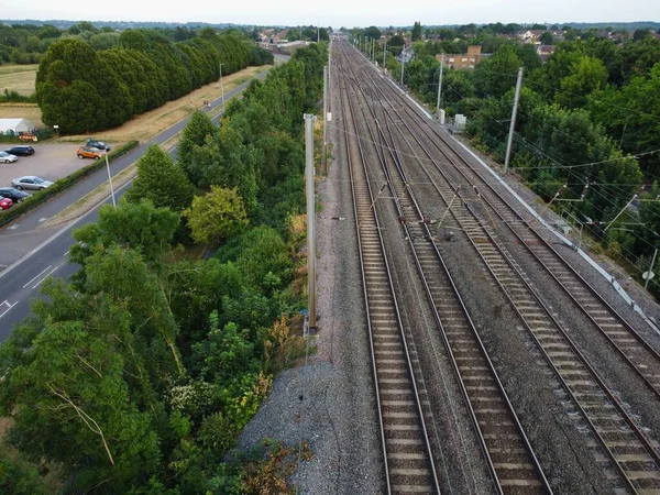 İngiltere 'nin Luton Kasabası ve Tren İstasyonu' nun günbatımındaki yüksek açılı görüntüsü.