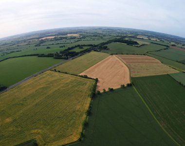 İngiltere 'nin kırsal kesimindeki Yenilenebilir Güneş Paneli ve Yel Değirmeni Rüzgar Türbini Çiftlikleri, İHA' nın Yüksek Açılı Hava Görüntüsü