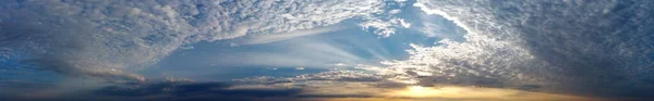 Небо Облаками Жаркий Солнечный День Над Английским Городом Лутон — стоковое фото