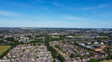 İngiltere 'nin Luton şehrinin muhteşem hava görüntüsü, İHA' nın çektiği renkli bulutlar.