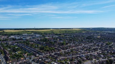 İngiltere 'nin Luton şehrinin muhteşem hava görüntüsü, İHA' nın çektiği renkli bulutlar.