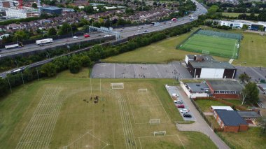 Londra Luton City 'nin yüksek açılı insansız hava aracı görüntüsü.