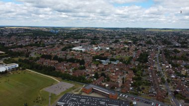 Londra Luton City 'nin yüksek açılı insansız hava aracı görüntüsü.