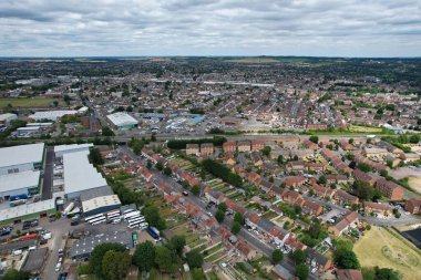 Londra Luton City 'nin yüksek açılı insansız hava aracı görüntüsü.