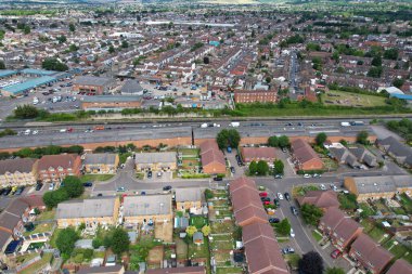 Londra Luton City 'nin yüksek açılı insansız hava aracı görüntüsü.