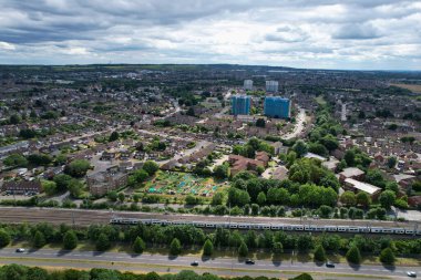 Londra Luton City 'nin yüksek açılı insansız hava aracı görüntüsü.