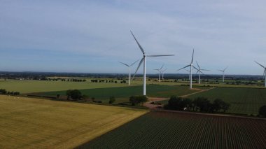 Yenilenebilir Güneş Paneli ve İngiltere 'deki Yel Değirmeni Rüzgar Türbini Çiftlikleri, İHA' nın Yüksek Açı Hava Görüntüsü