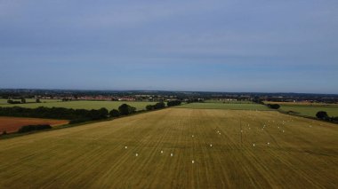 Yenilenebilir Güneş Paneli ve İngiltere 'deki Yel Değirmeni Rüzgar Türbini Çiftlikleri, İHA' nın Yüksek Açı Hava Görüntüsü