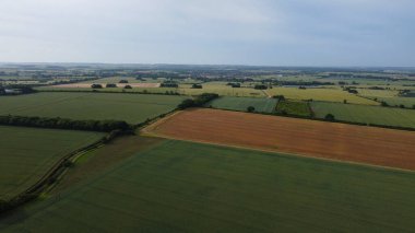 İnsansız Hava Aracı 'nın Yenilenebilir Güneş Paneli Görüntüsü ve İngiltere' nin kırsal kesimindeki Yel Değirmeni Rüzgar Türbini Çiftlikleri Yüksek Açı Görünümü,
