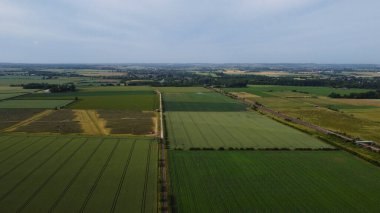 İngiltere 'nin kırsal kesimindeki Yenilenebilir Güneş Paneli ve Yel Değirmeni Rüzgar Türbini Çiftlikleri, İHA' nın Yüksek Açılı Hava Görüntüsü