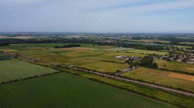 İngiltere 'nin kırsal kesimindeki Yenilenebilir Güneş Paneli ve Yel Değirmeni Rüzgar Türbini Çiftlikleri, İHA' nın Yüksek Açılı Hava Görüntüsü