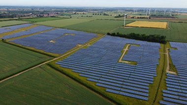 İnsansız Hava Aracı 'nın Yenilenebilir Güneş Paneli Görüntüsü ve İngiltere' nin kırsal kesimindeki Yel Değirmeni Rüzgar Türbini Çiftlikleri Yüksek Açı Görünümü,