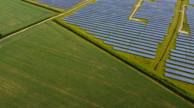 İngiltere 'nin Kırsal Bölgesi' nde Yenilenebilir Güneş Paneli Enerjisi ve Yel Değirmeni Rüzgar Türbini Çiftlikleri, İHA 'nın Yüksek Açı Hava Görüntüsü