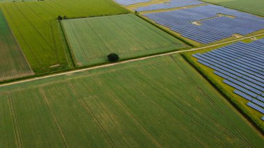 İngiltere 'nin Kırsal Bölgesi' nde Yenilenebilir Güneş Paneli Enerjisi ve Yel Değirmeni Rüzgar Türbini Çiftlikleri, İHA 'nın Yüksek Açı Hava Görüntüsü