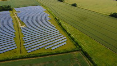 İngiltere 'nin Kırsal Bölgesi' nde Yenilenebilir Güneş Paneli Enerjisi ve Yel Değirmeni Rüzgar Türbini Çiftlikleri, İHA 'nın Yüksek Açı Hava Görüntüsü